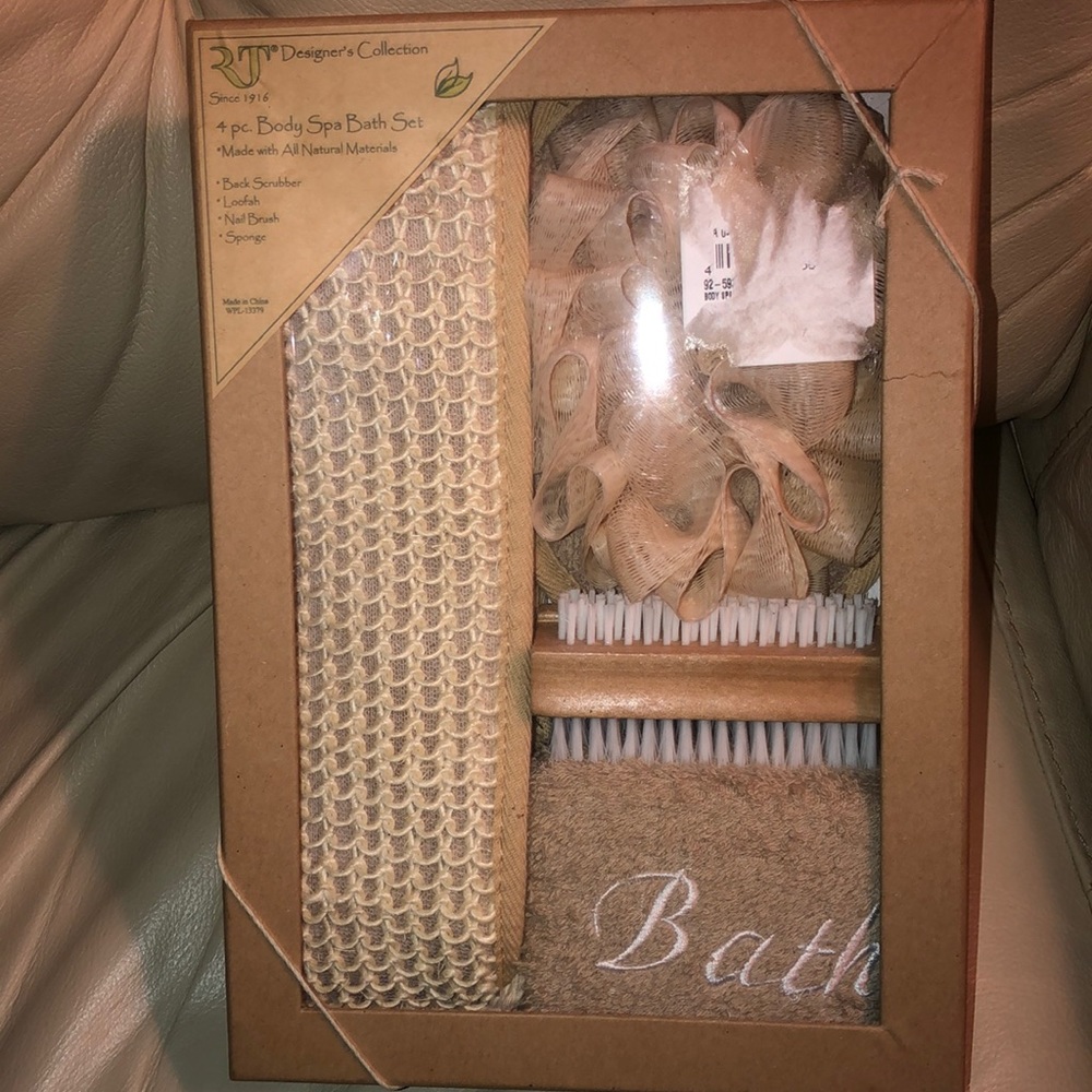 💐NWOT RT Designer’s Collection Bath Set